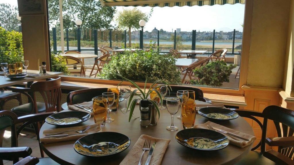 Logis Hotels - Au Poisson D'Argent - Hotel 3 Etoiles Et Restaurant Le Mesnil-en-Vallée Dış mekan fotoğraf