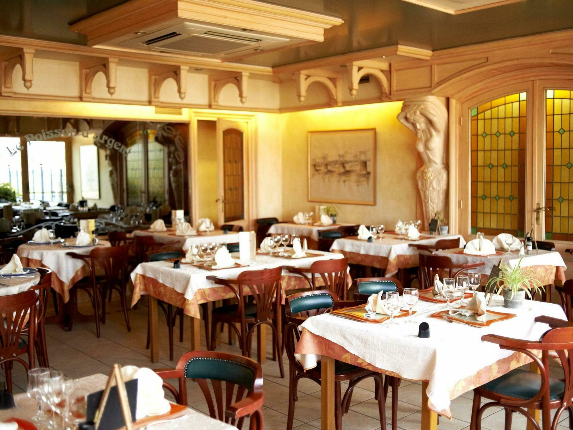 Logis Hotels - Au Poisson D'Argent - Hotel 3 Etoiles Et Restaurant Le Mesnil-en-Vallée Dış mekan fotoğraf