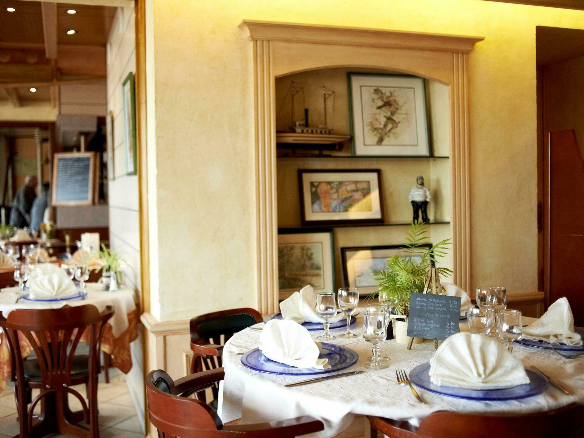Logis Hotels - Au Poisson D'Argent - Hotel 3 Etoiles Et Restaurant Le Mesnil-en-Vallée Dış mekan fotoğraf